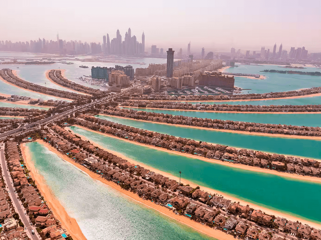 A Guide to Exploring Dubai’s Iconic Palm Jumeirah with safe driver